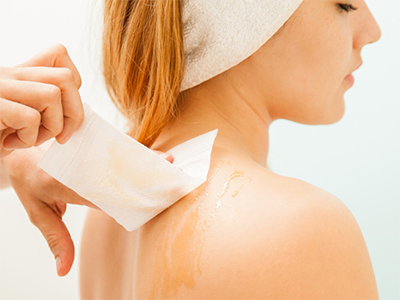 Como depilar as costas? confira 4 práticas mais comuns